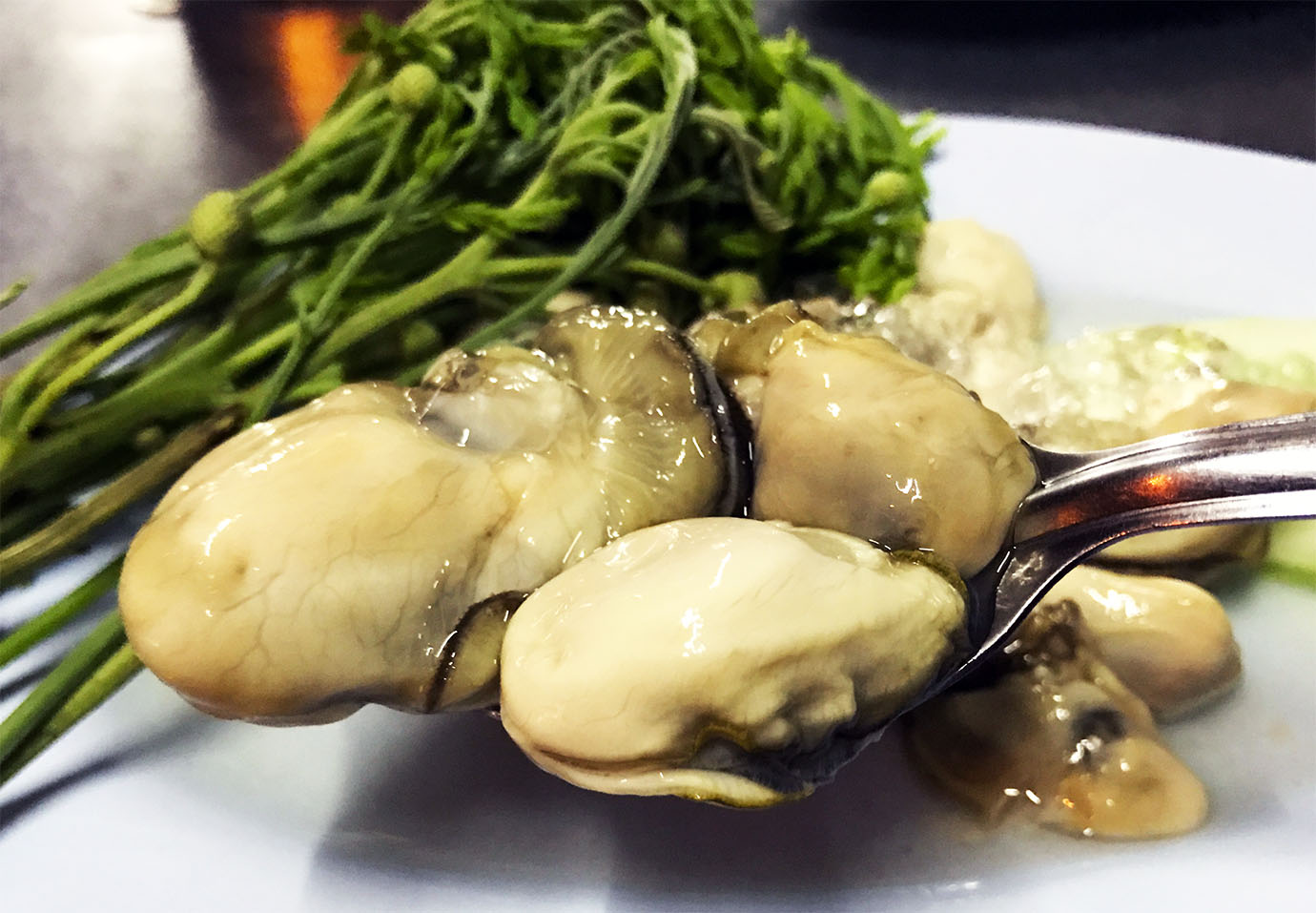 タイの首都バンコクでは生牡蠣を屋台で食べることができる件