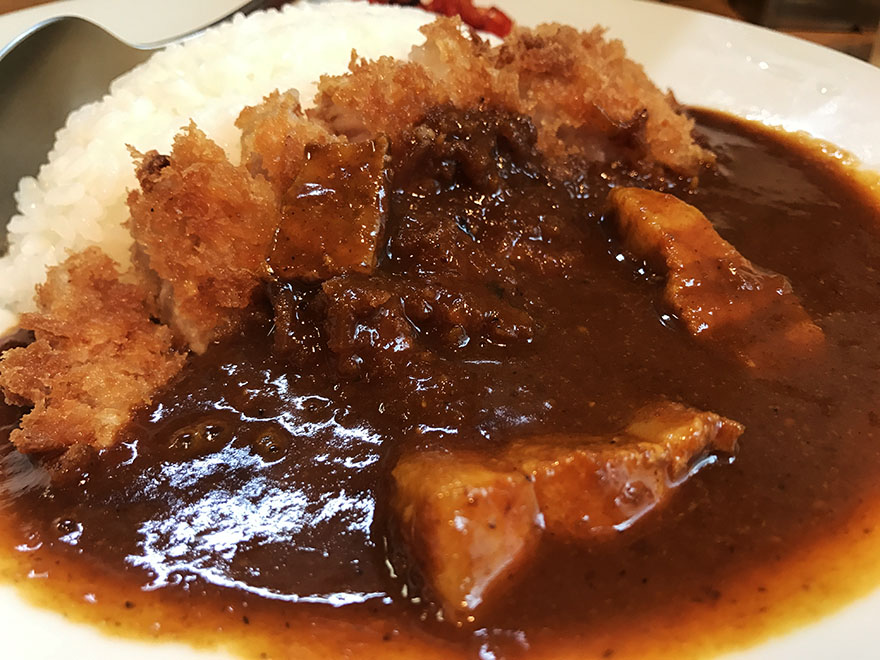 戦前に存在した「伝説のカレーパウダー」を店名にした老舗スワチカ / 時を超えるカツカレー