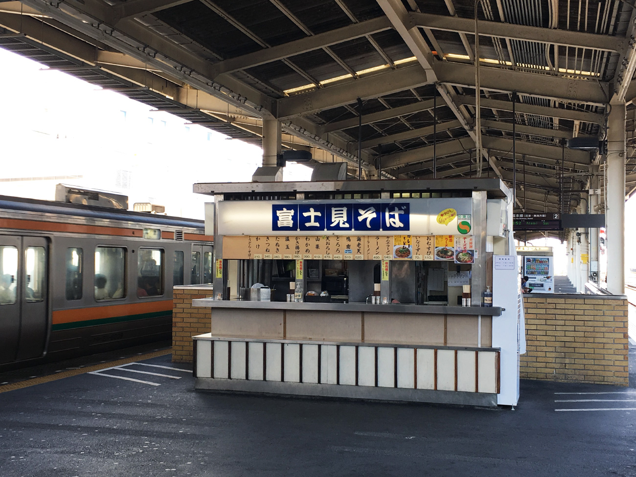 JR静岡駅ホームの老舗立ち食いそば屋が開発した「チーズそば」が絶品 / 昭和41年創業の富士見そば