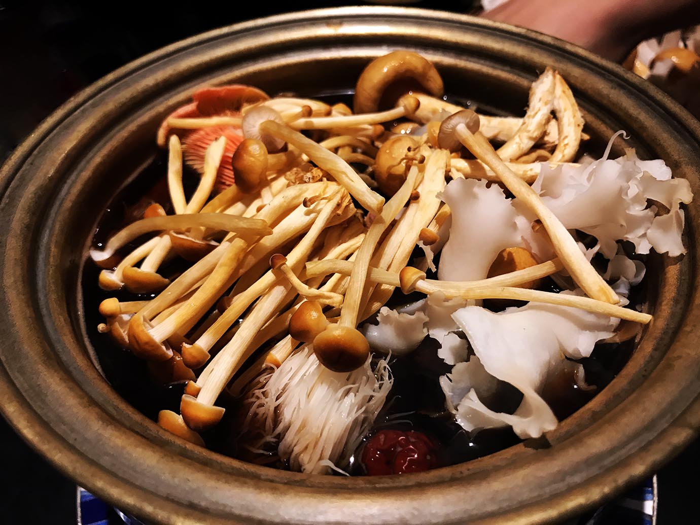 【極上グルメ】極めて珍しいキノコ鍋を「世界でここにしかない特注鍋」で食べる / THE XUN TOKYO
