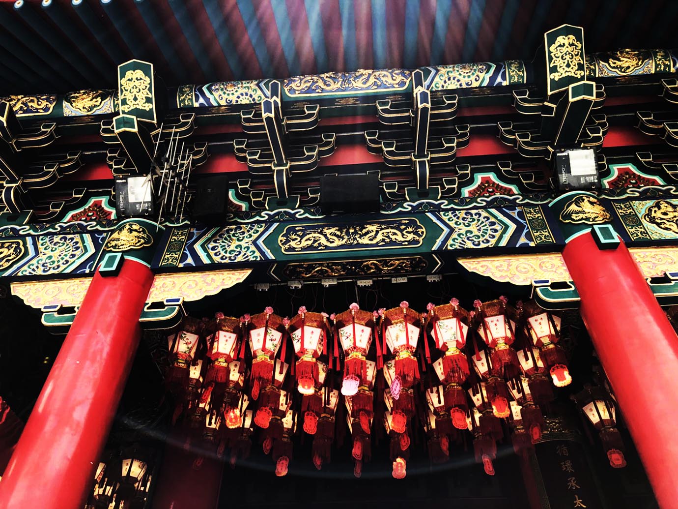 【伝説の寺院】占い師が総勢100人以上待機！ 世界中から運命を知りに来る香港の「運命がわかる寺院」