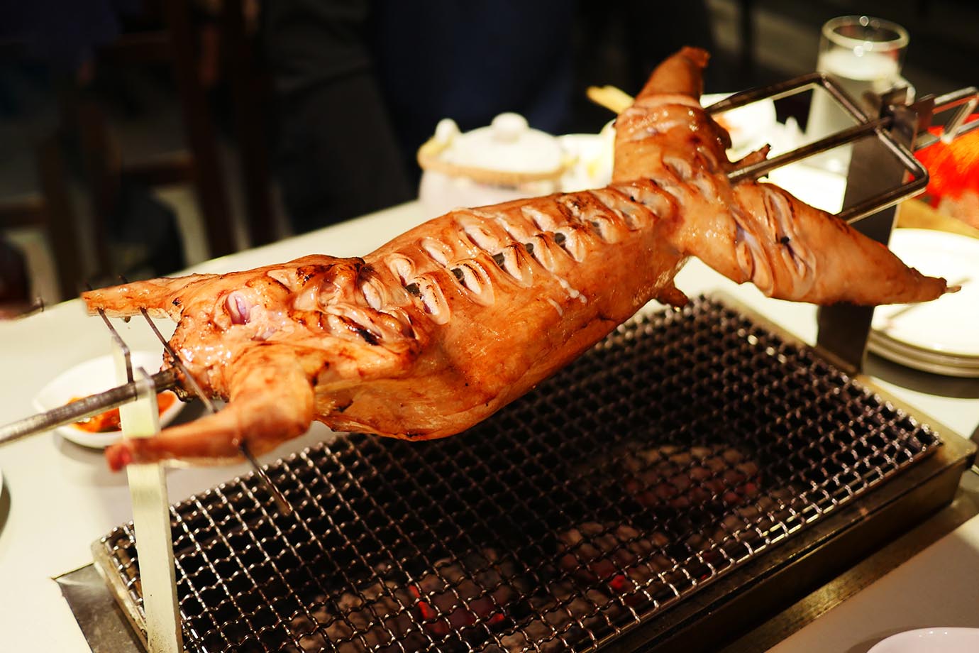 【幻のグルメ】本当に美味しいウサギが食べたいなら「喜羊門」で兎の丸焼き