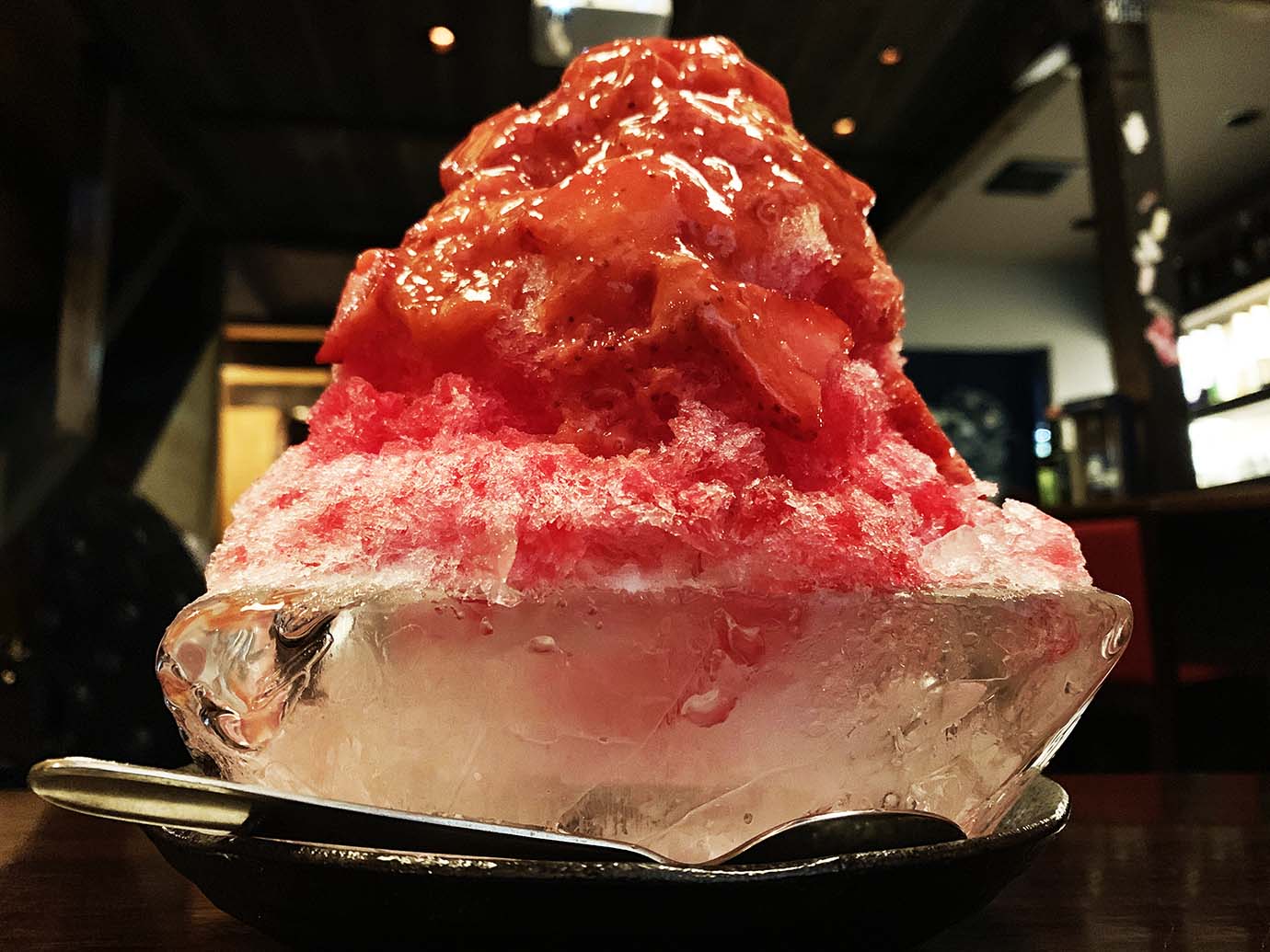 【真夏グルメ】氷に盛られた濃密な純和風かき氷の最高峰 / 京都ページワンの「生搾り苺かき氷」