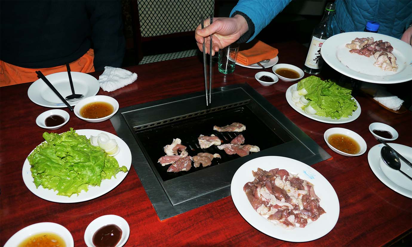 【現地取材】北朝鮮の焼肉屋に行ってみた / 平壌の焼肉屋はしっかり美味しい