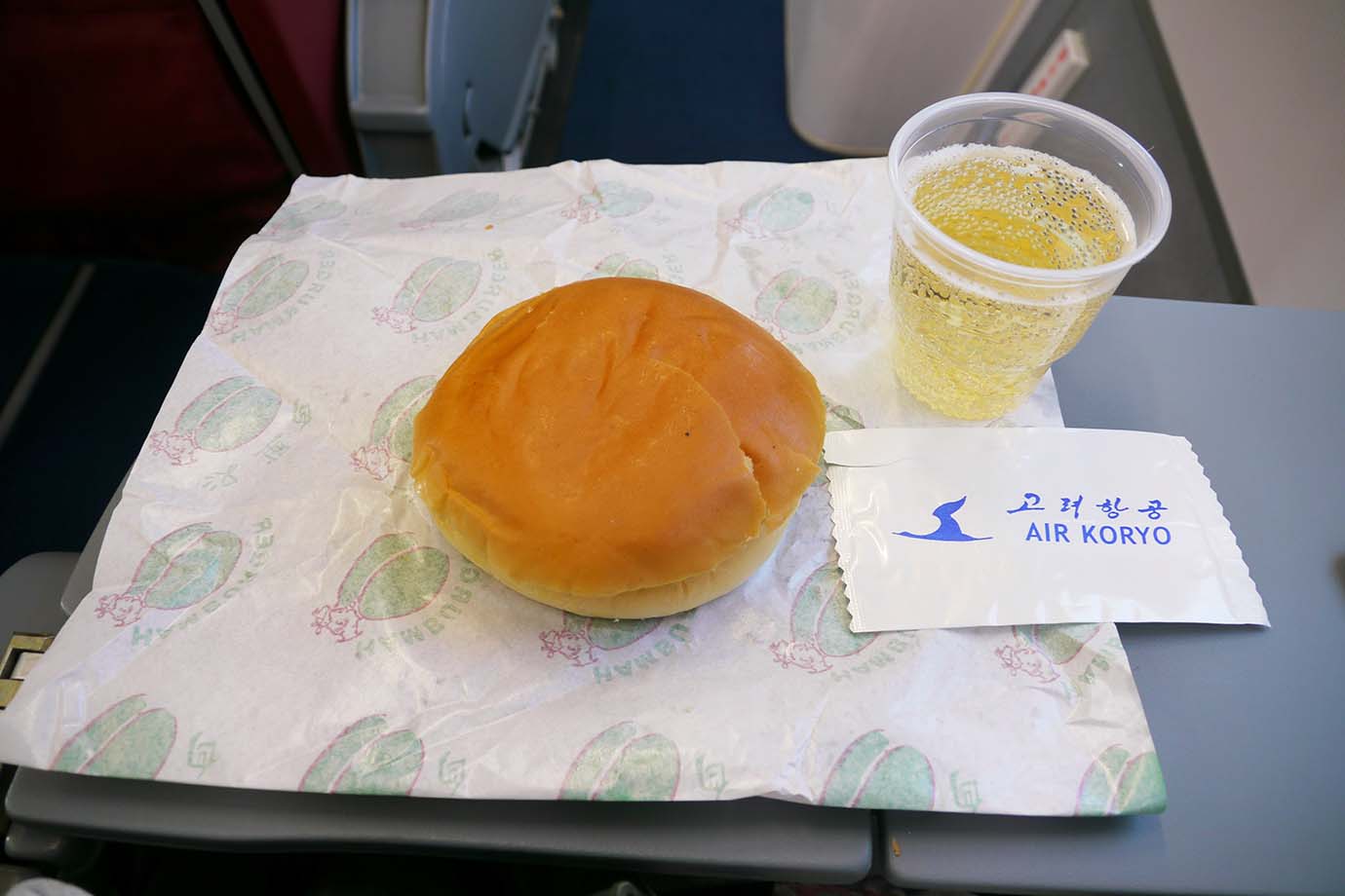 北朝鮮の航空会社・高麗航空の機内食として出されたハンバーガーについて