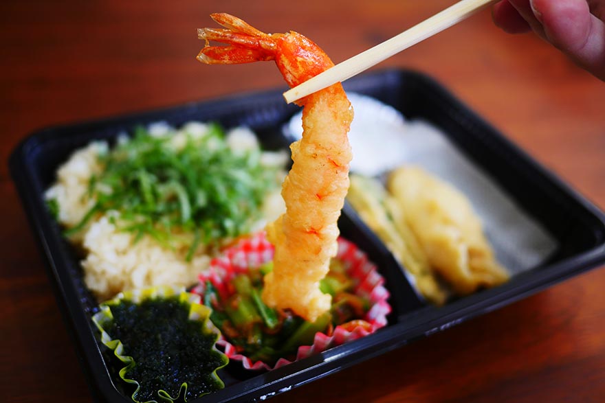 【絶品テイクアウト飯】 立ち食い寿司屋の「毛ガニ出汁ごはんの天ぷら弁当」を持ち帰ろう / いさ美寿司