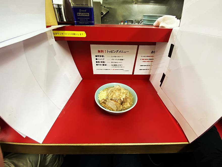 【衝撃グルメ】ラーメン二郎がカウンターに仕切りを設置 / 一蘭方式で食べる新宿歌舞伎町店の味「新型コロナウイルスの影響」