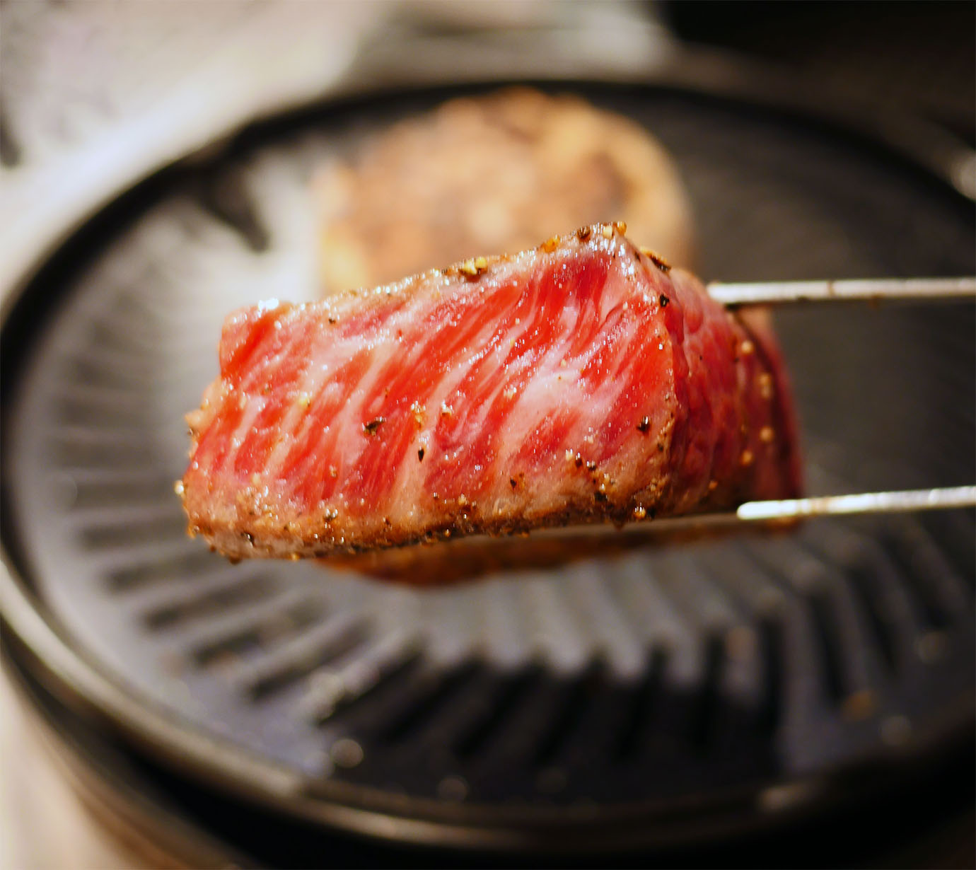 【魅惑グルメ】TVチャンピオン焼肉王出演者も絶賛！ Iwataniカセットこんろで格之進の熟成肉を食べる焼肉セット限定500食