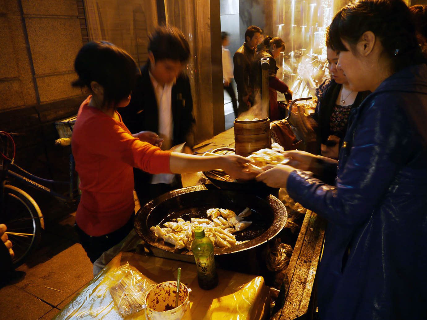 【異国グルメ】中国の屋台の焼き餃子がウマイ / 日本人には中国でも焼き餃子をオススメしたい