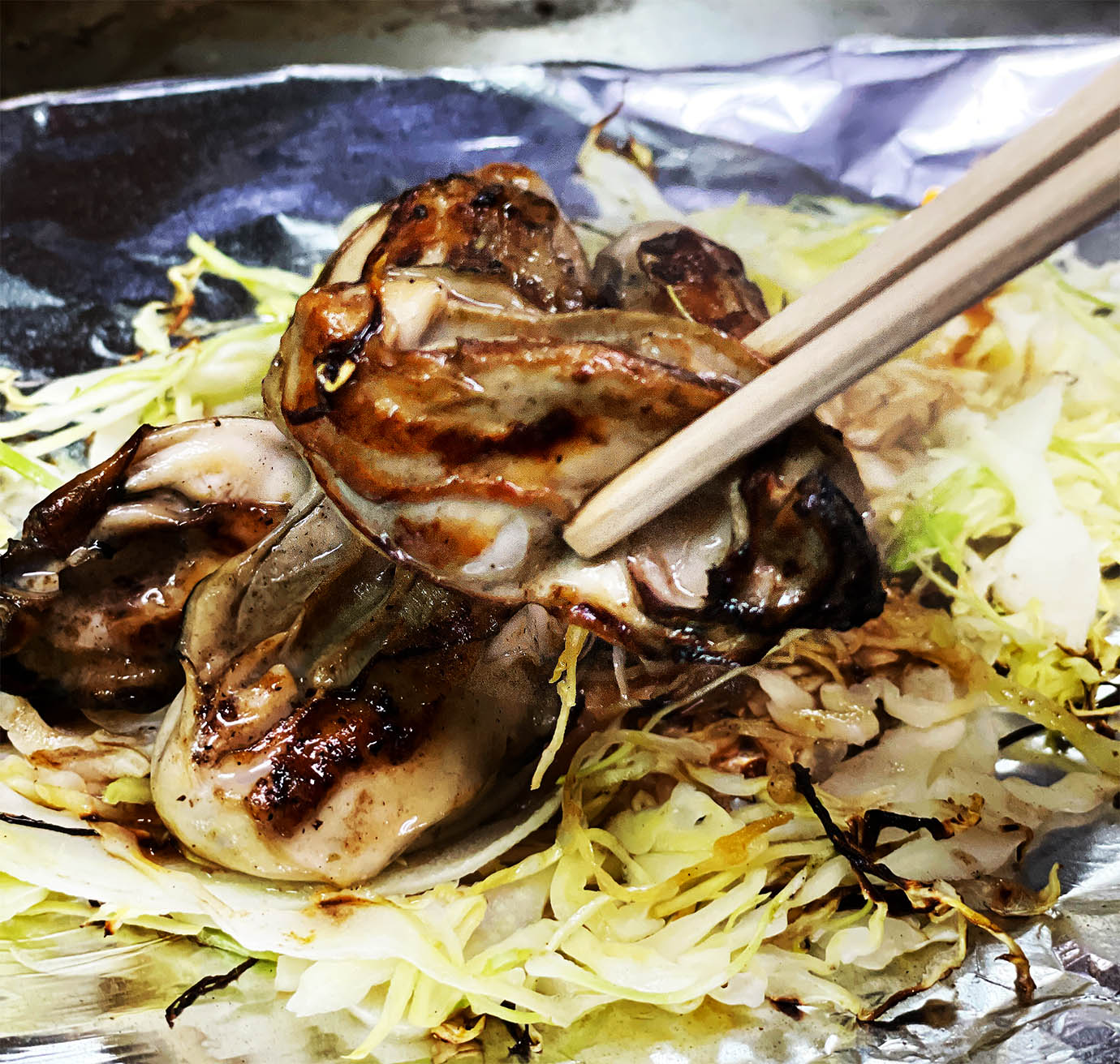 【贅沢グルメ】お好み焼きの聖地でウマイ牡蠣焼きを食べる行為はアリよりのアリ / カープ 東京支店