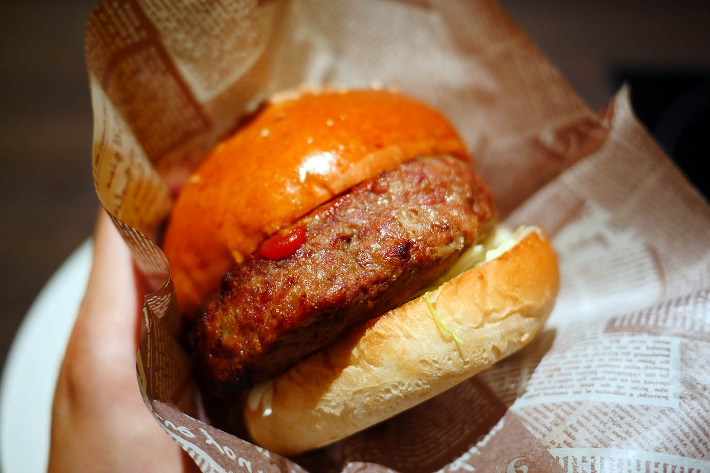 【渋谷でグルメ旅】石垣島の激レアなグルメ東京上陸 / 偏愛食堂で超極厚肉ミルミルハンバーガーを食べる
