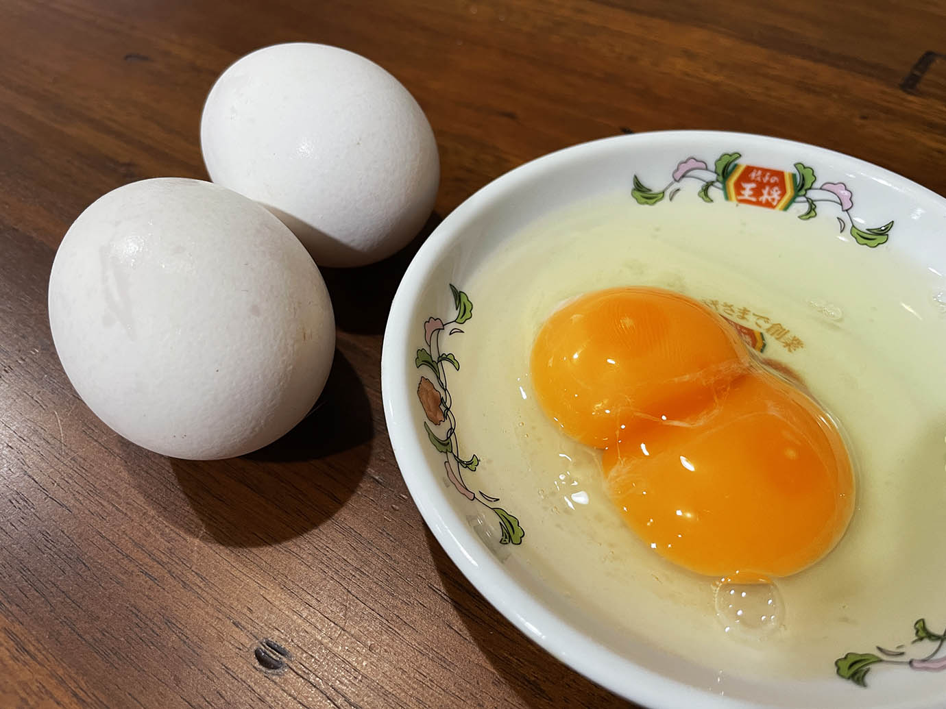【異世界グルメ】黄身が2つ入っている生卵が不思議でウマイ件 / 知多半島農場直送の二黄卵・幸せを呼ぶ卵「200個に1個の珍しさ」